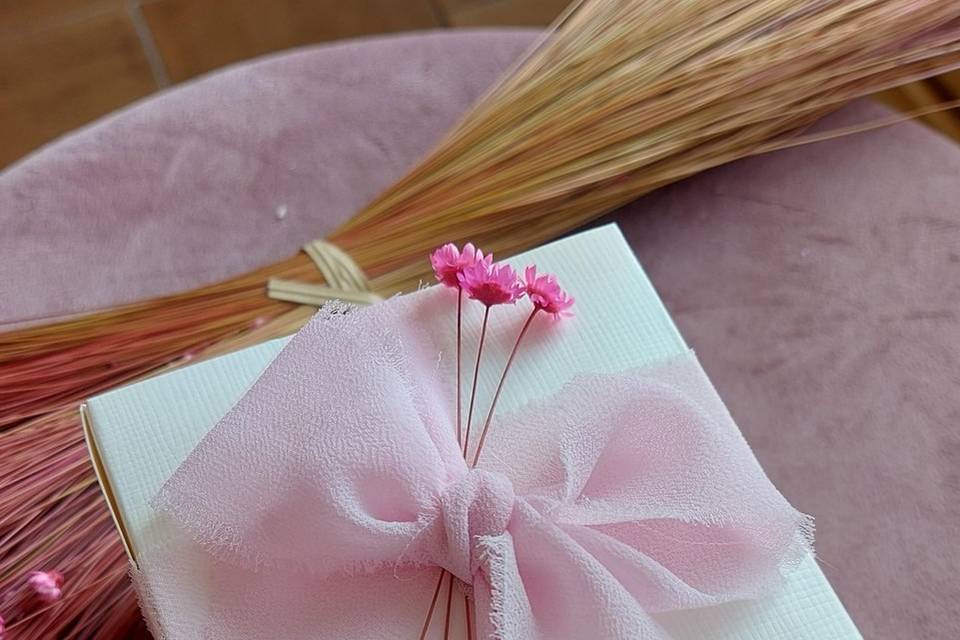 Nastro chiffon e fiori secchi