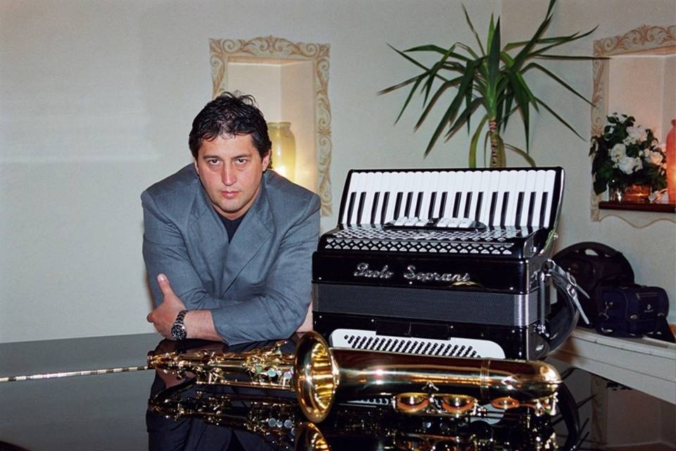 Mauro al pianoforte