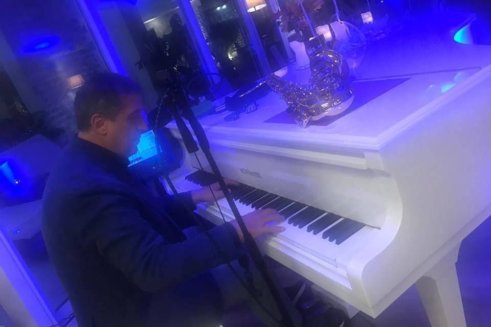 Mauro al pianoforte