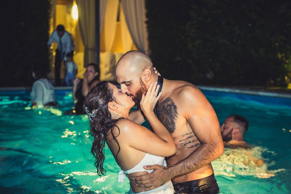 Bacio in piscina