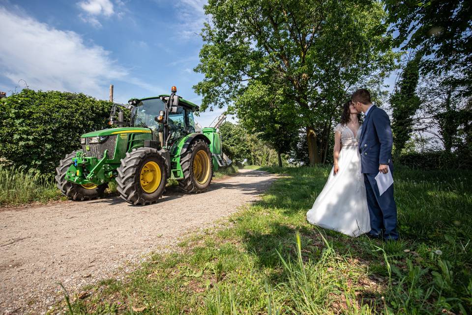 Gli sposi e il trattore