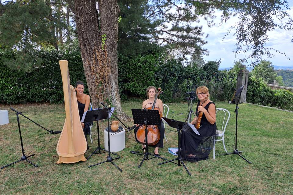 Trio durante la cerimonia