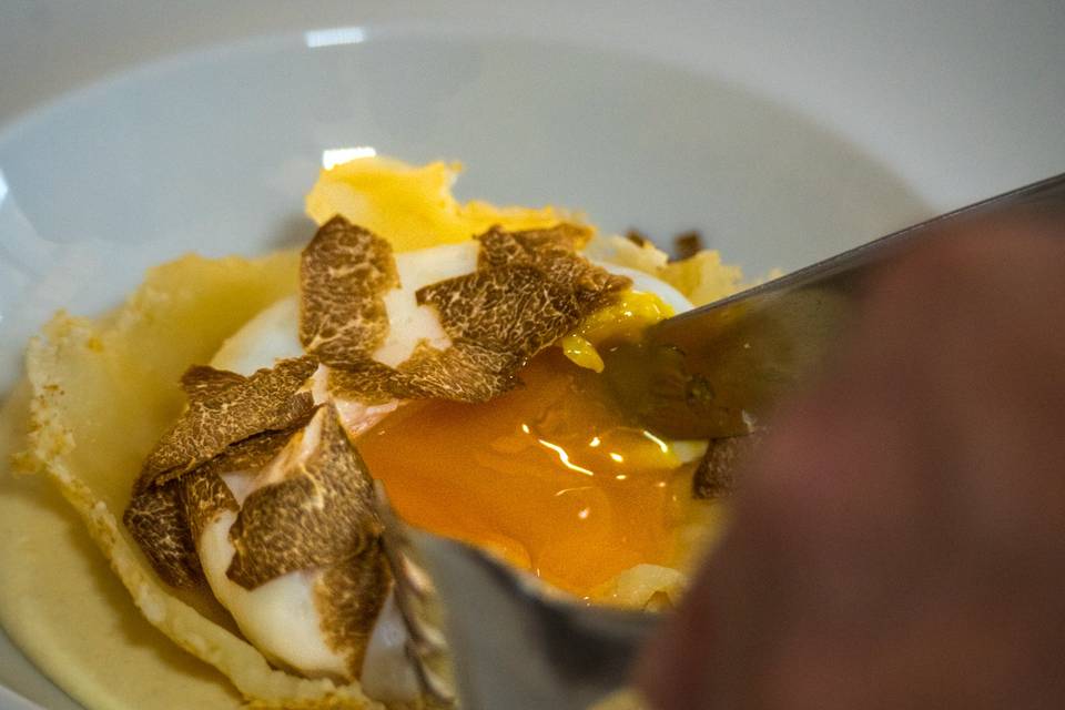 Uovo pochè con tartufo nero