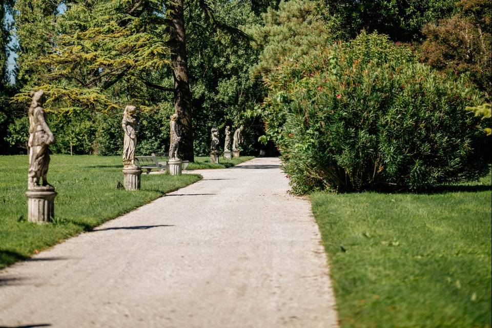 Viale delle statue