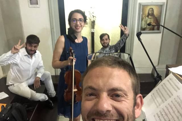2 baritoni, violino ed organo.