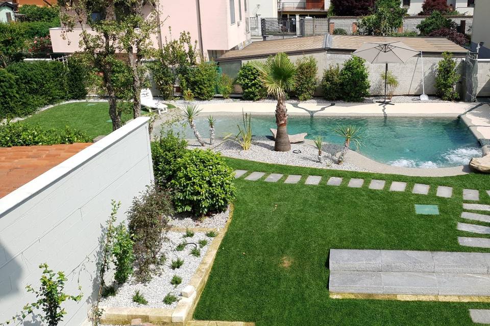 Giardino e piscina