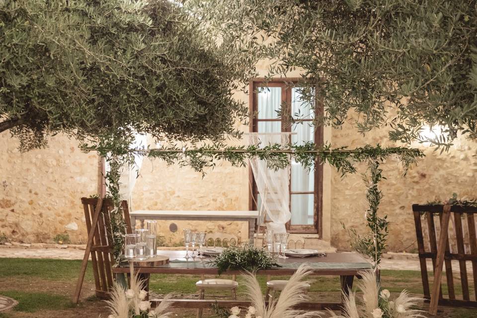 Allestimento tavolo sposi
