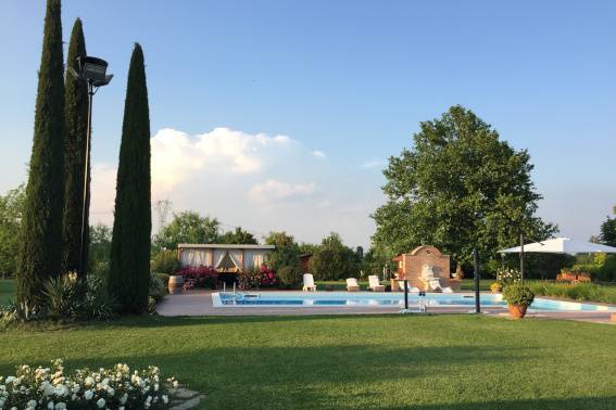 Vista piscina e parco