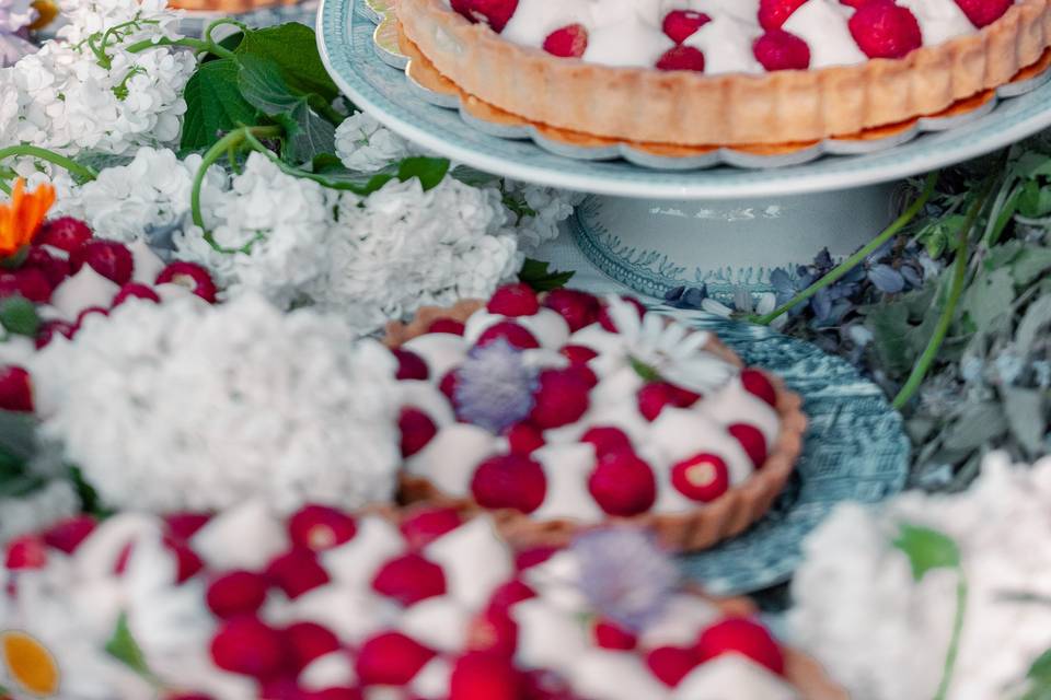 Crostata e fiori selvatici