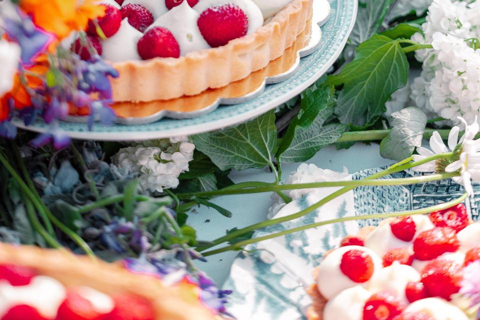 Crostata e fiori selvatici