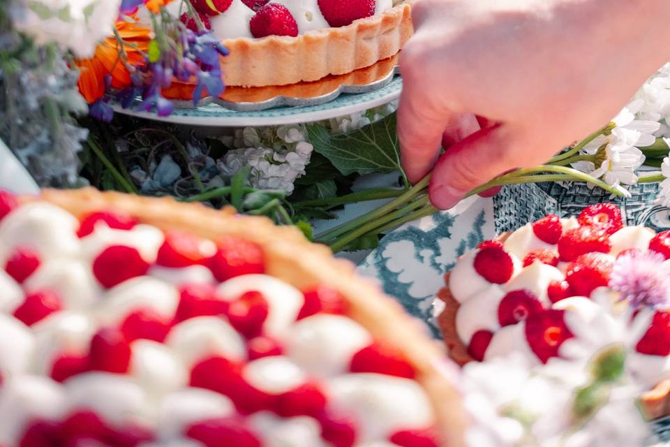 Crostata e fiori selvatici