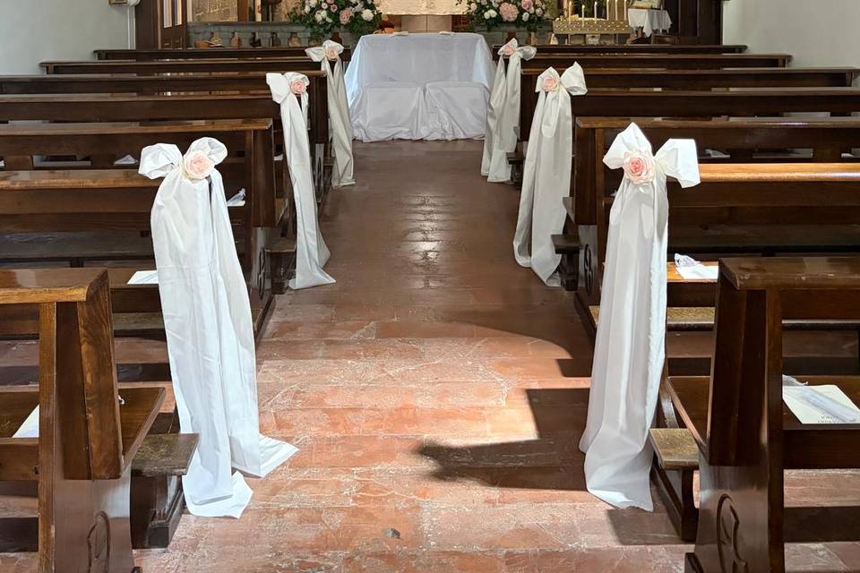Allestimento panche chiesa