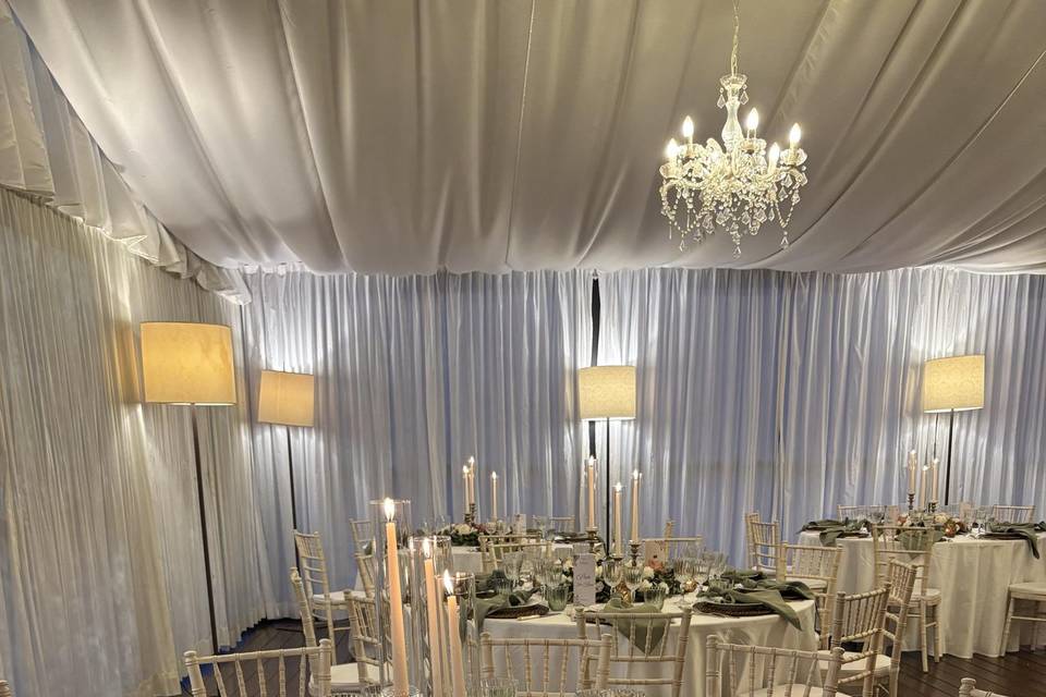 Sala allestita per cena