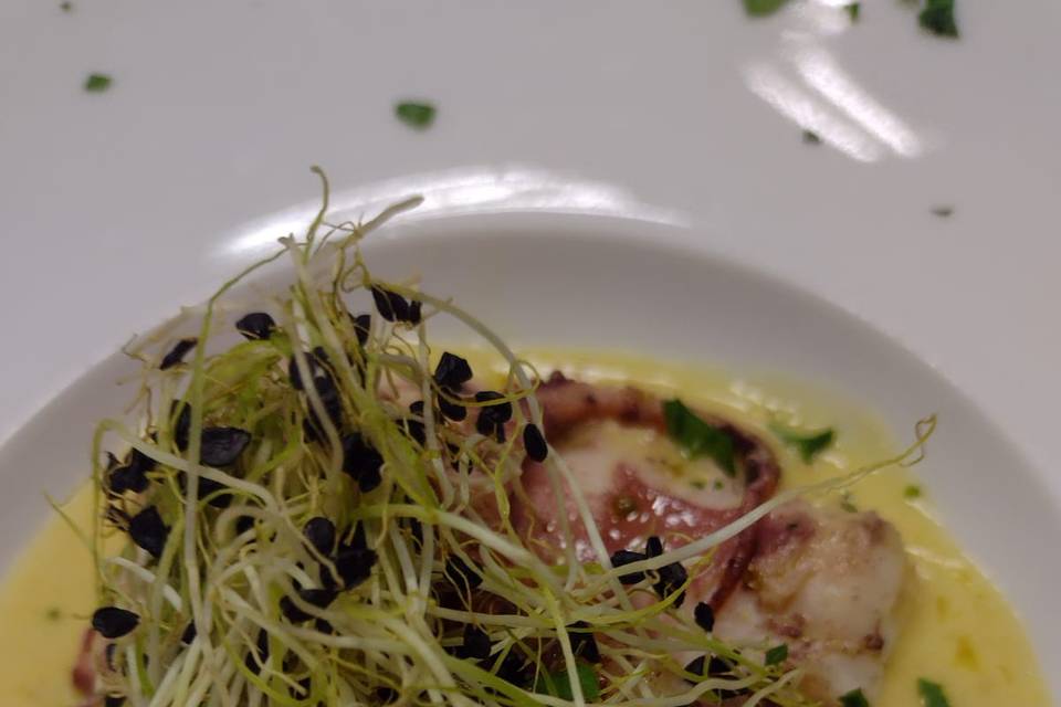 Tentacolo di polpo su ceci