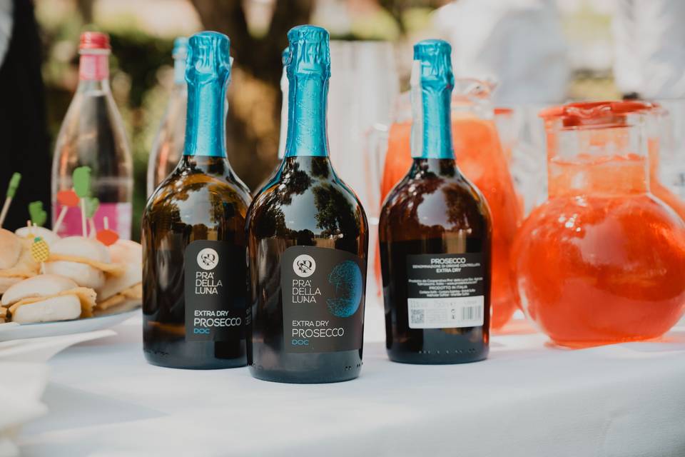 bottiglie_prosecco_e_caraffe_su_tavolo