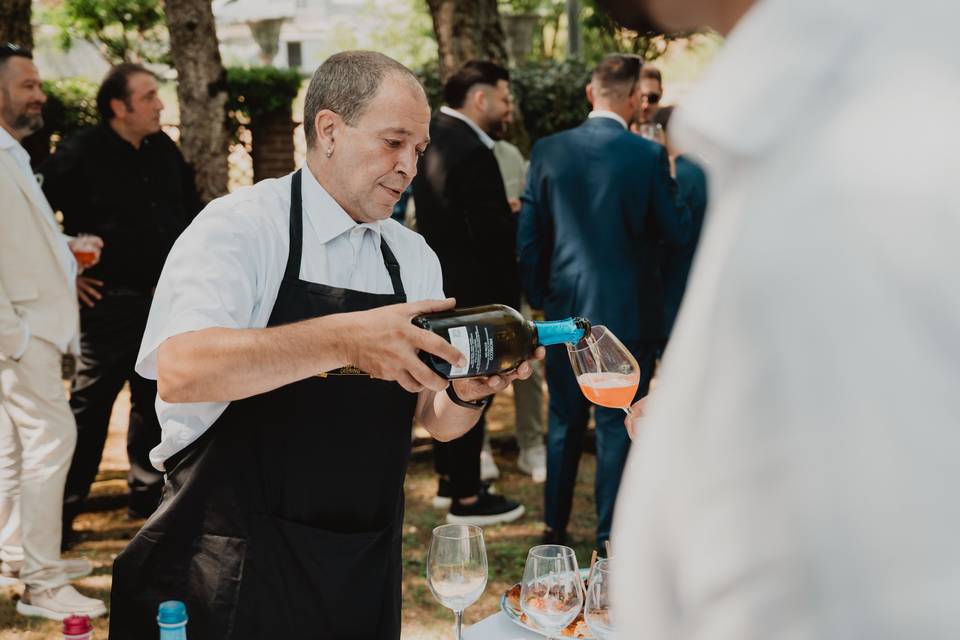 cameriere_versa_vino_brilante_evento