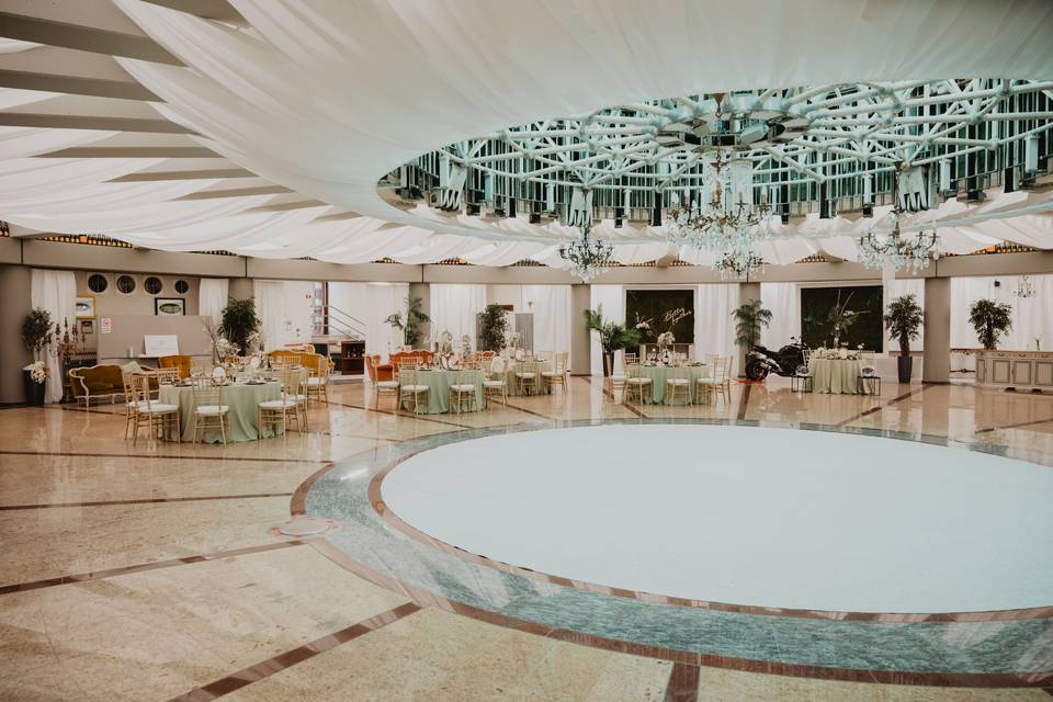 sala_evento_tavoli_tovaglie_verdi