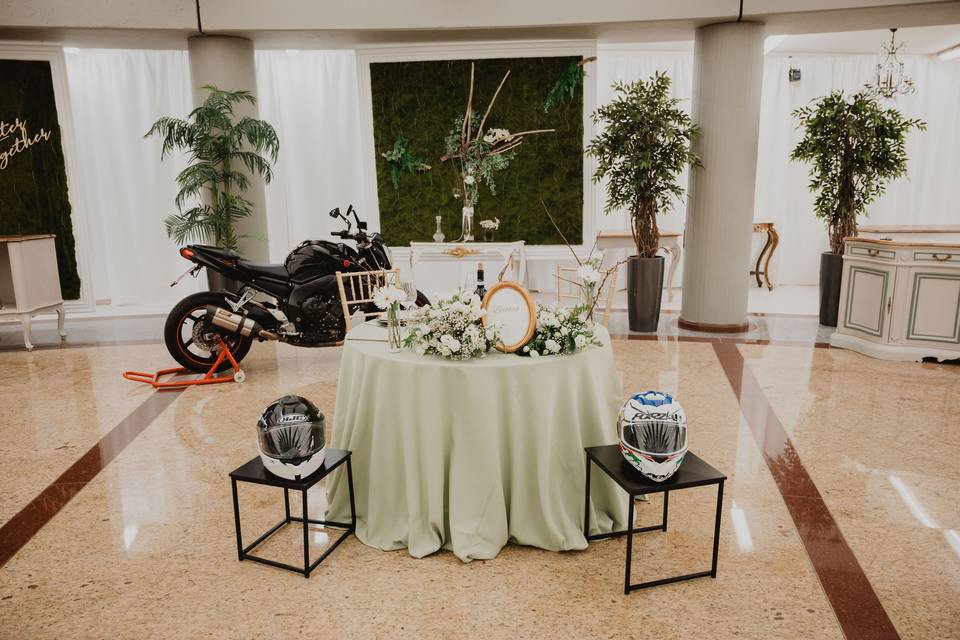 tavolo_fiori_casco_moto