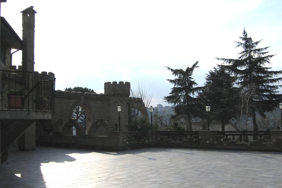 Terrazzo con sfondo castello