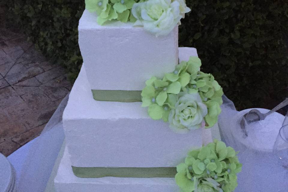 Green 'n white wedding cake