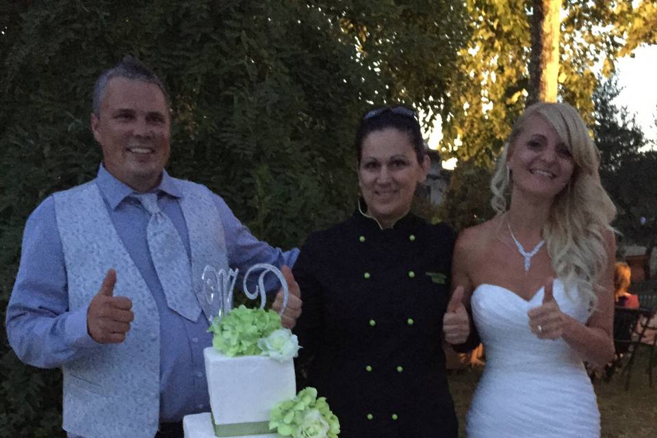 Green 'n white wedding cake