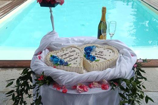 TAGLIO TORTA A BORDO PISCINA