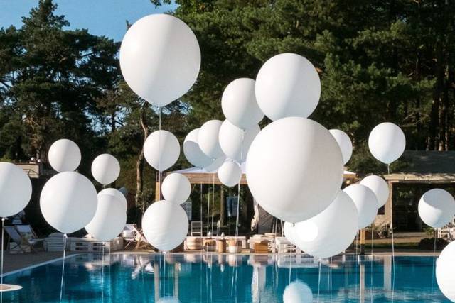 Palloncini giganti in piscina
