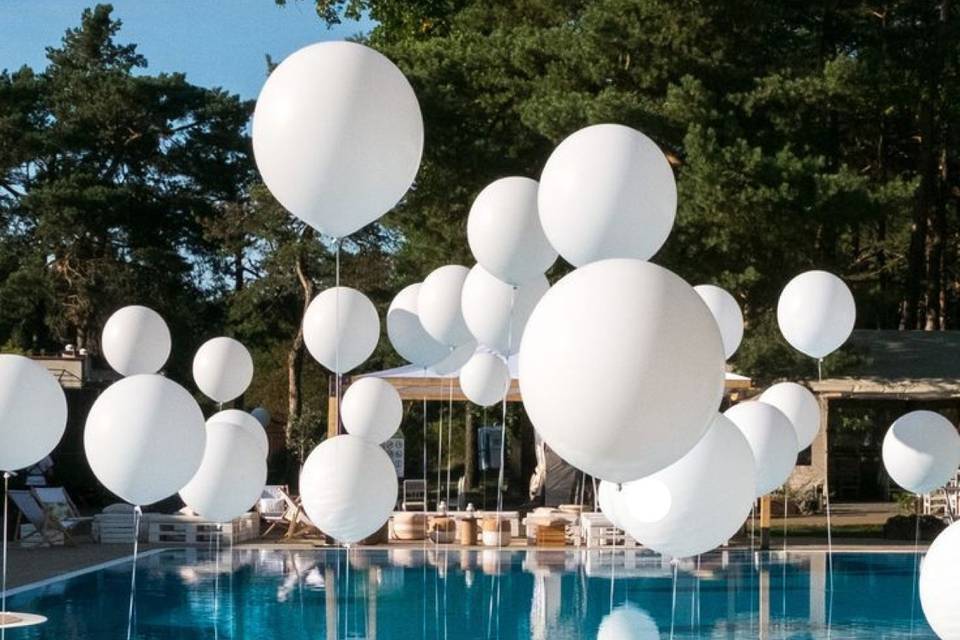 Palloncini giganti in piscina