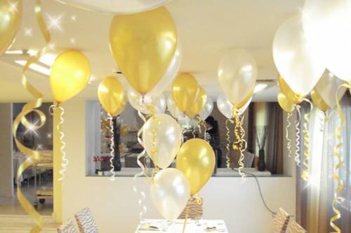 Decorazioni con palloncini bianco e oro