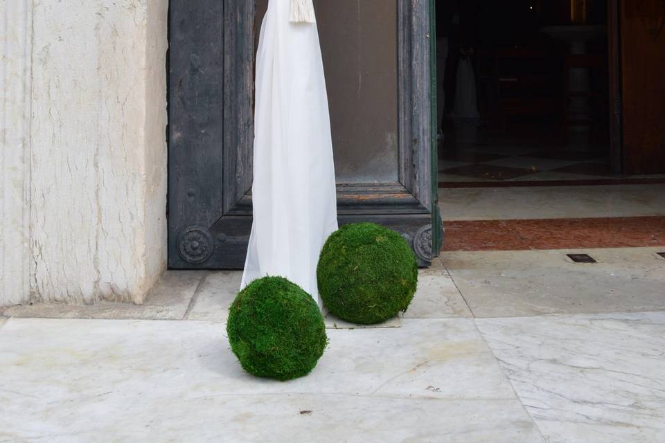 Arco sposi e moss ball