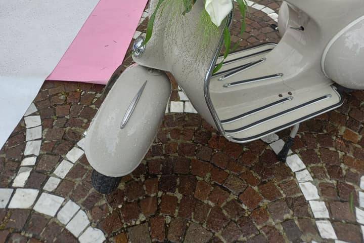 Wedding in vespa