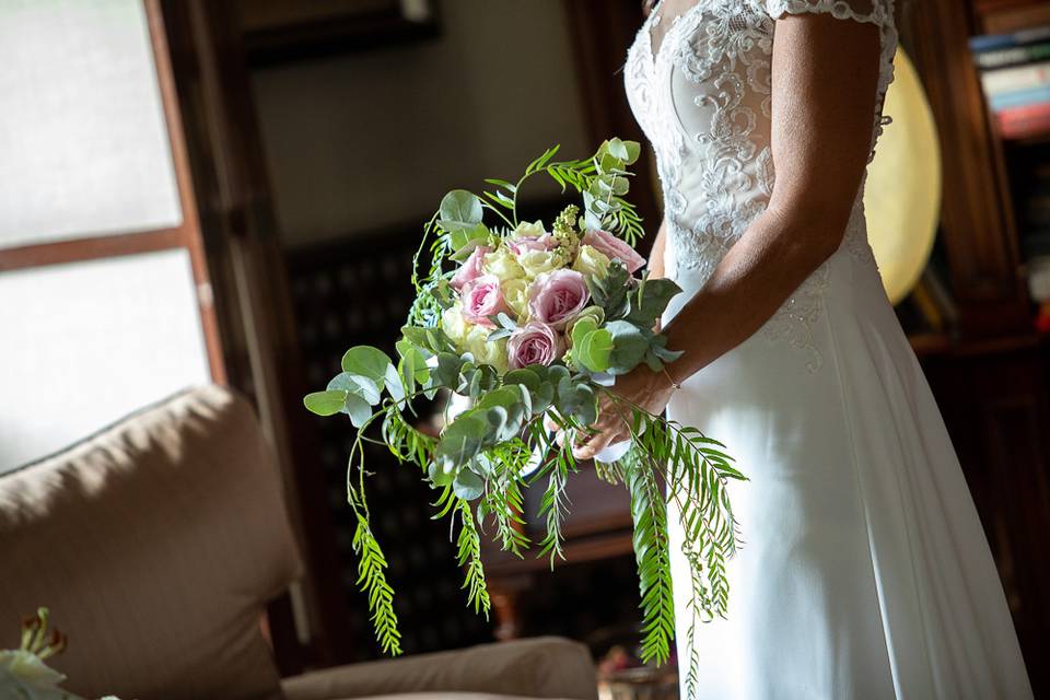 Sposa con bouquet