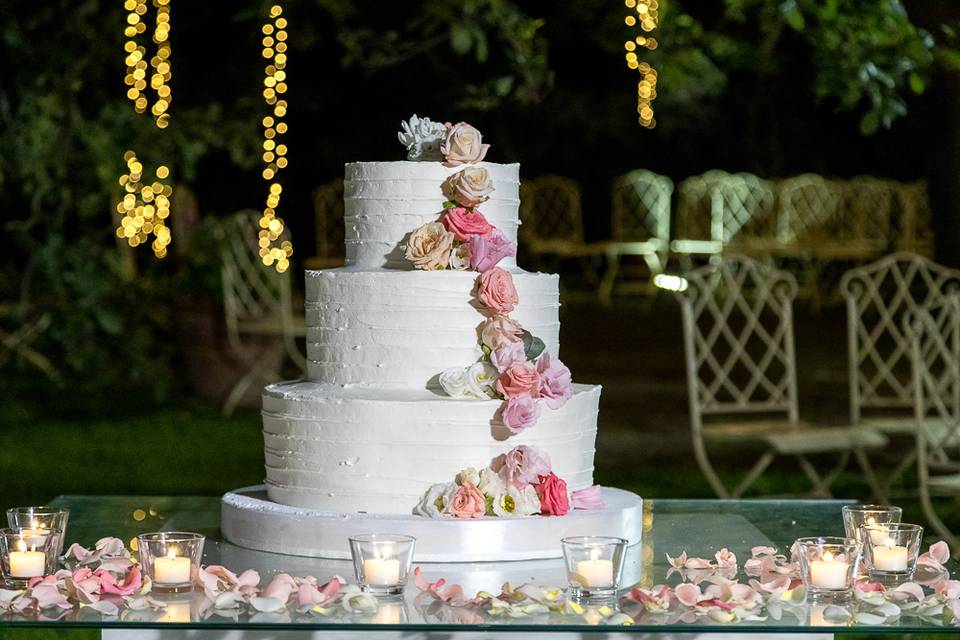 Wedding cake in giardino