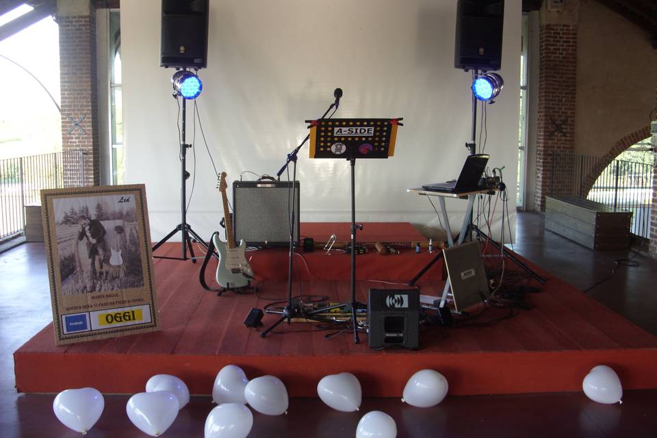 Il palco pronto per la festa