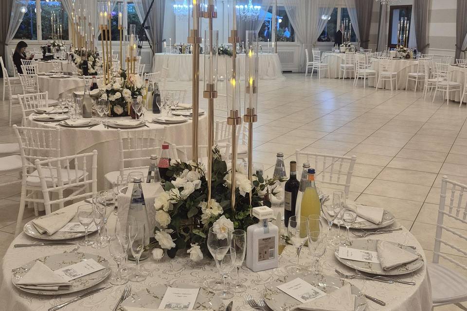 Sala tavoli lungo perimetro