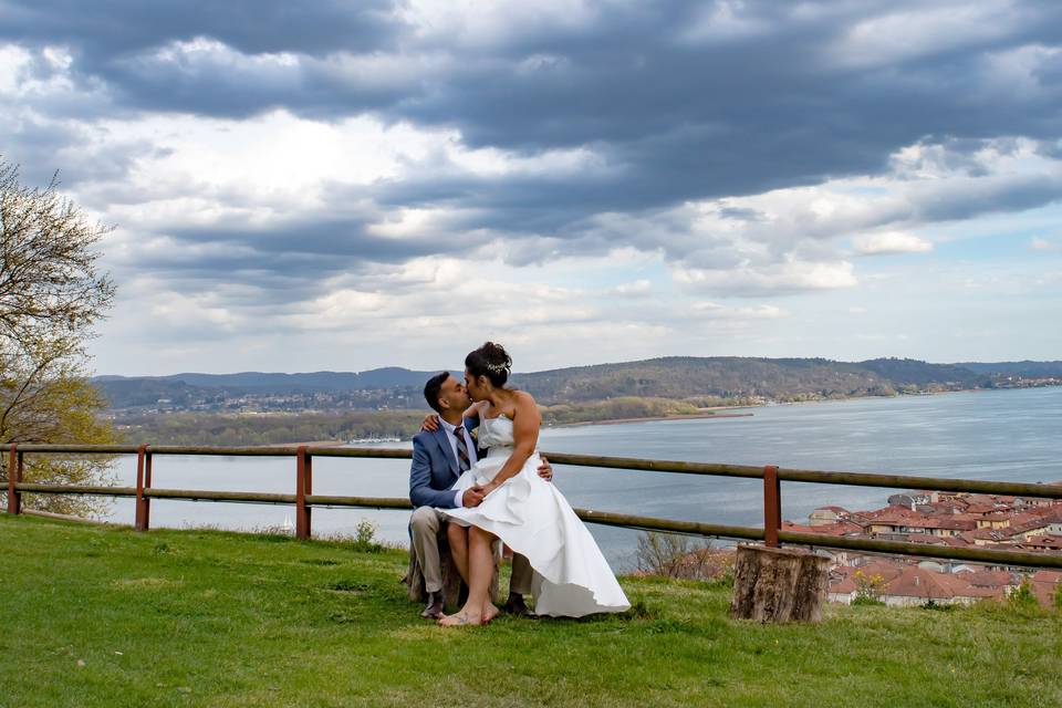 Un bacio con il lago di sfondo