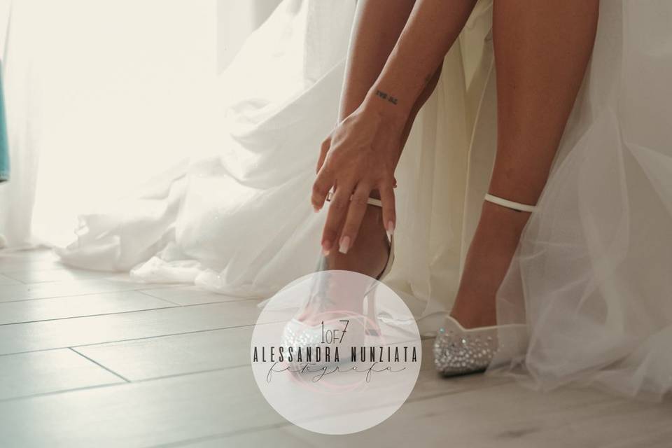 Sposa si allacci sandalo