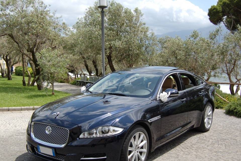 Jaguar XJ colore blu