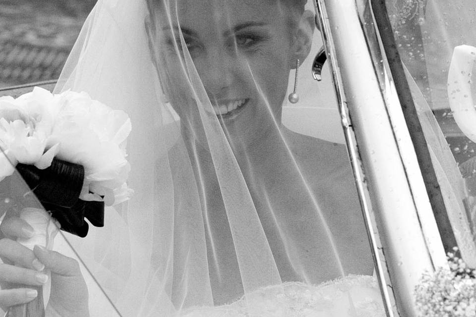 Sposa scende dall'auto