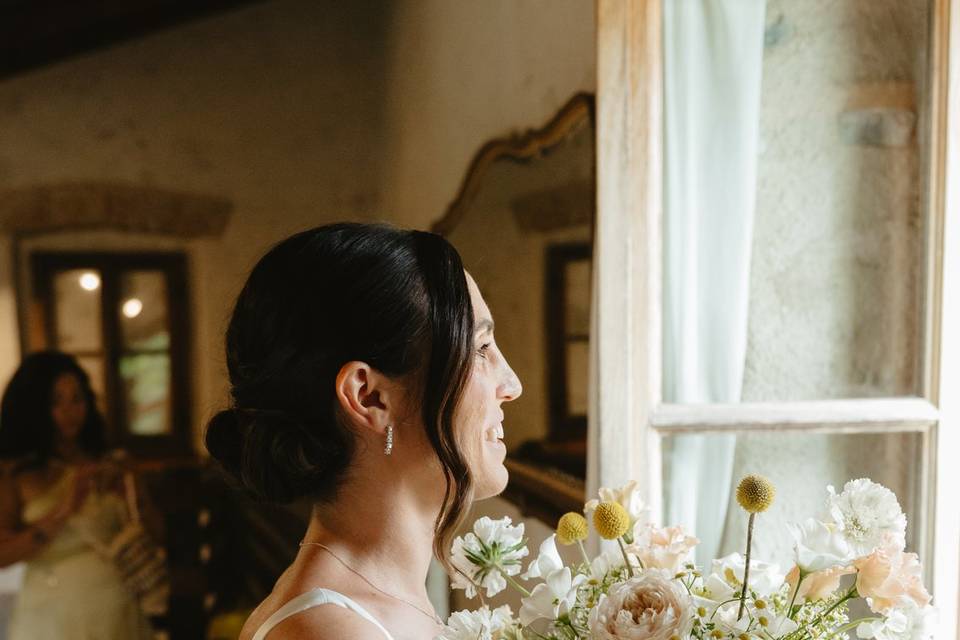 Sposa con bouquet