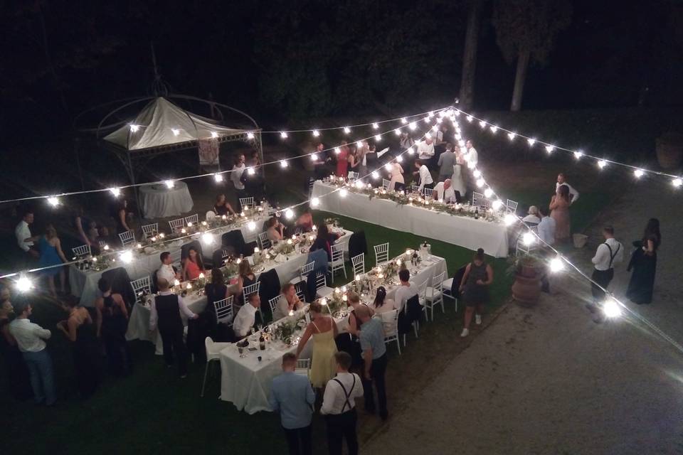 Cena con cordoni di luci