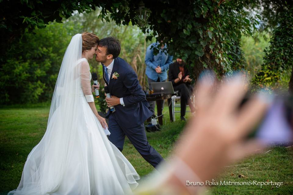 Sposi-bacio-Tenuta di Polline