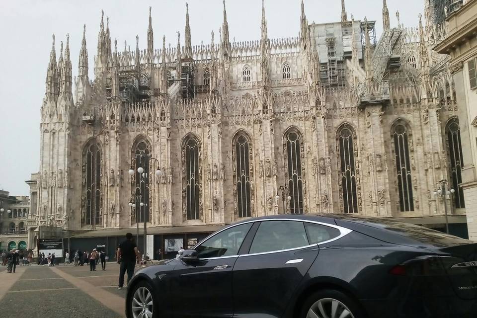 Tesla Model S in Duomo