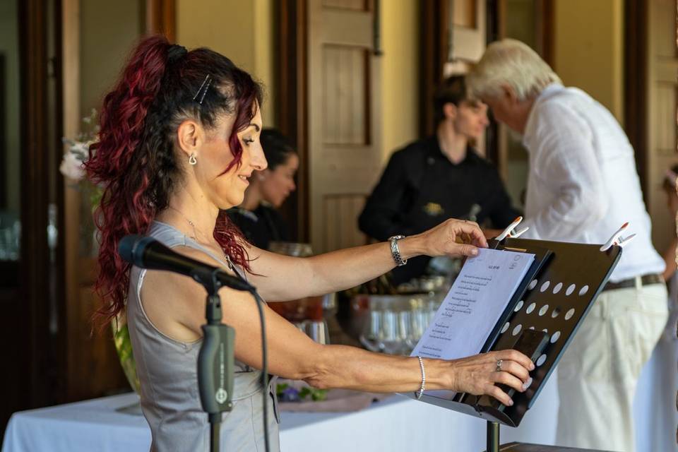 cantante che legge lo spartito