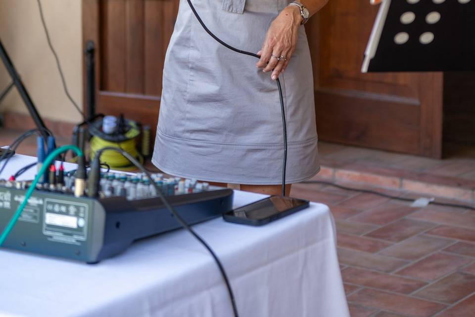 cantante donna con mixer in primo piano