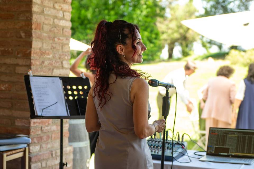 cantante donna davanti al microfono