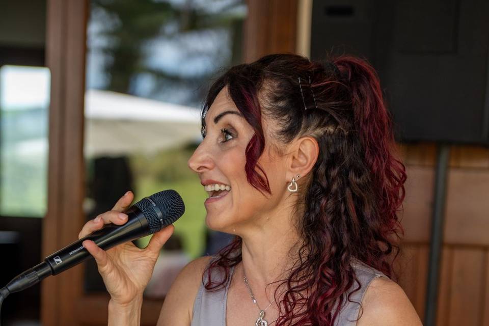 cantante donna in abito grigio