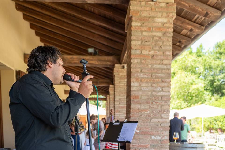 cantante uomo che si esibisce all aperto
