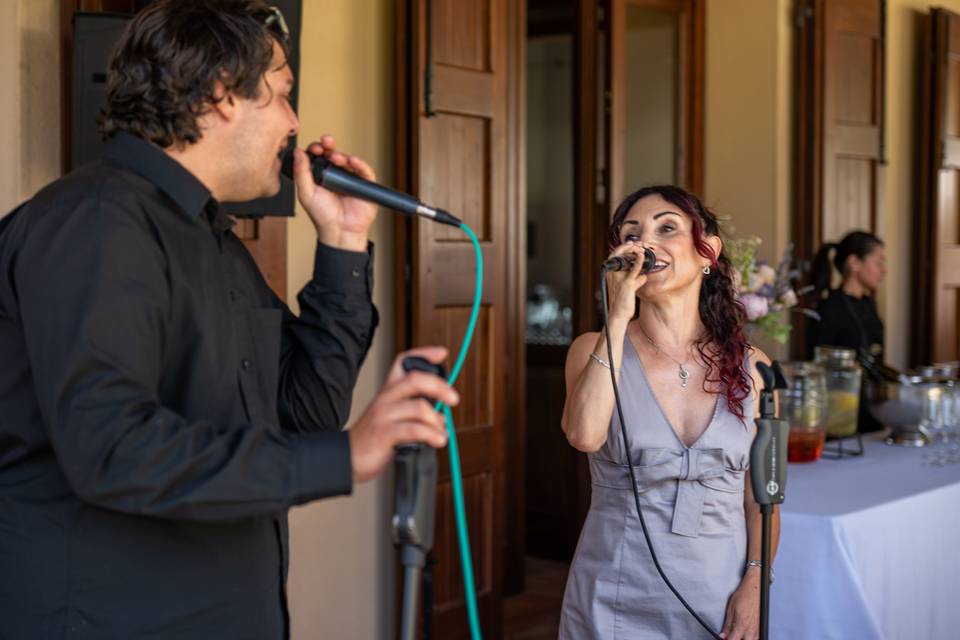 coppia che canta insieme appassionatamente