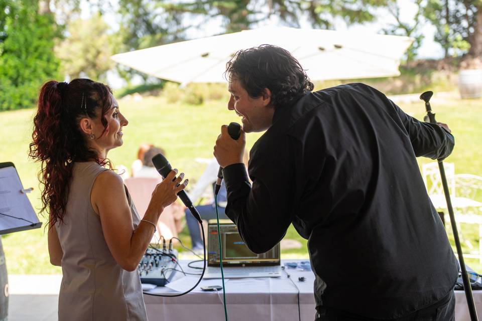 coppia che canta vicina al microfono
